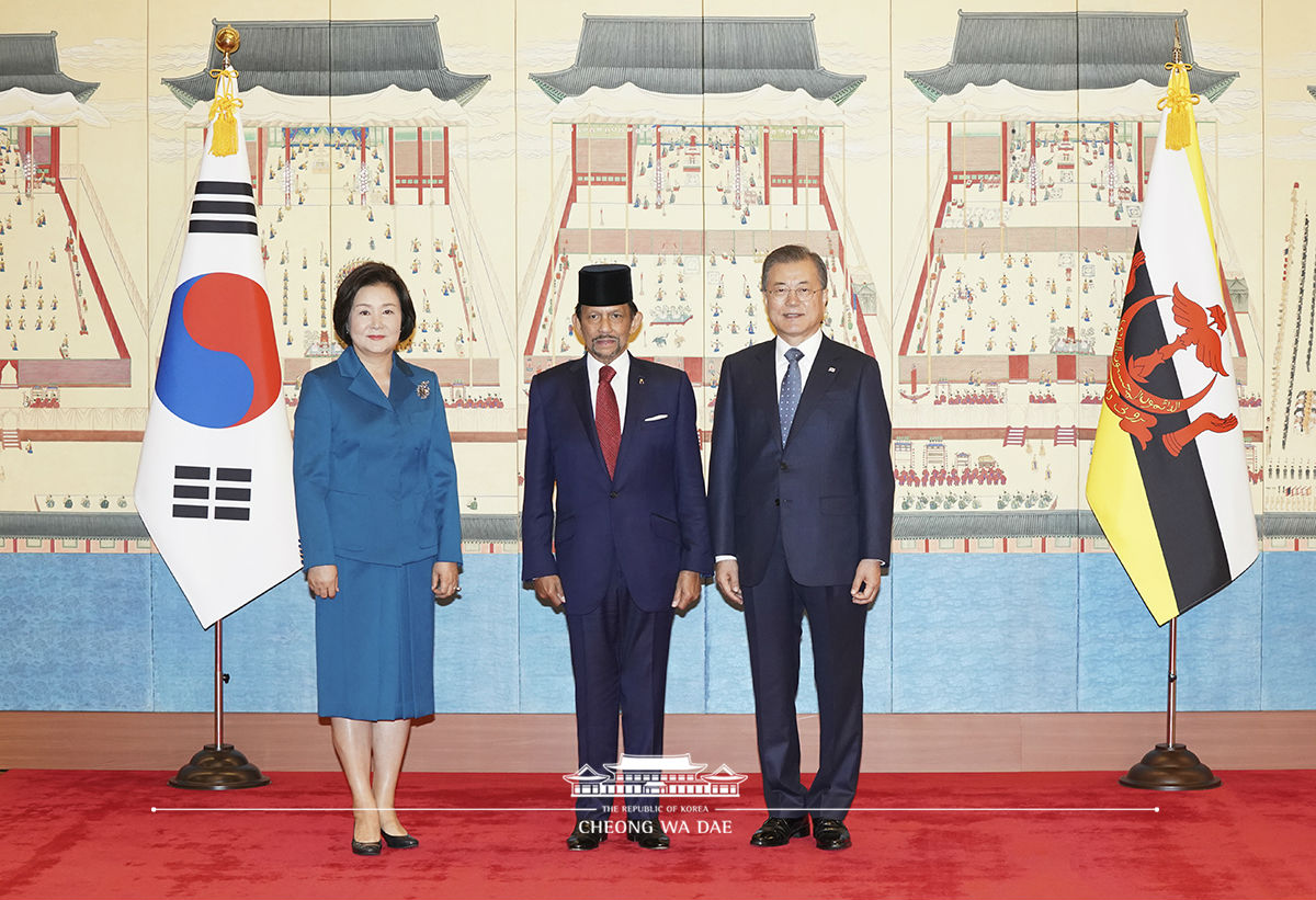 Posing for commemorative photos at Cheong Wa Dae with Sultan Hassanal Bolkiah of Brunei on his state visit to Korea 