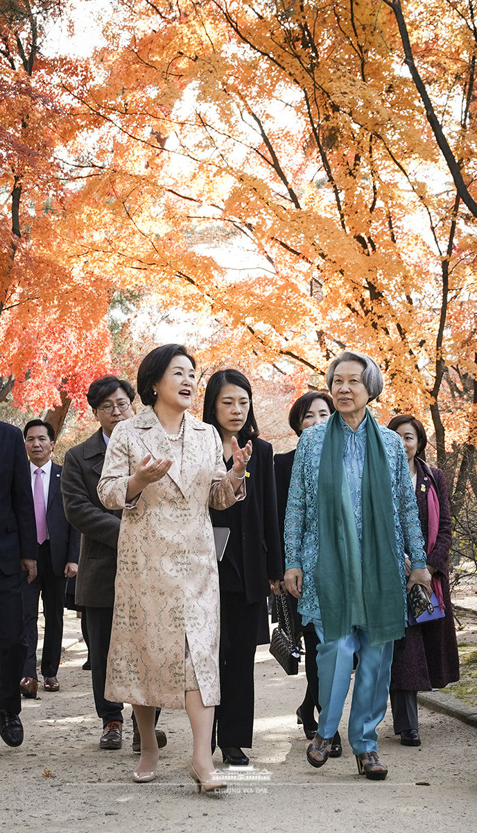 First Lady Kim Jung-sook and the Singaporean Prime Minister Lee Hsien Loong’s wife Ho Ching strolling on the grounds of Cheong Wa Dae 