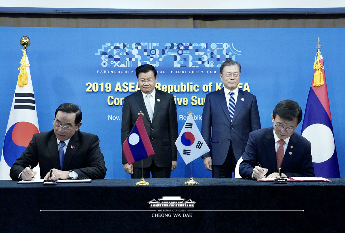 Attending the Korea-Laos summit and MOU signing ceremony held on the sidelines of the ASEAN-ROK Commemorative Summit in Busan