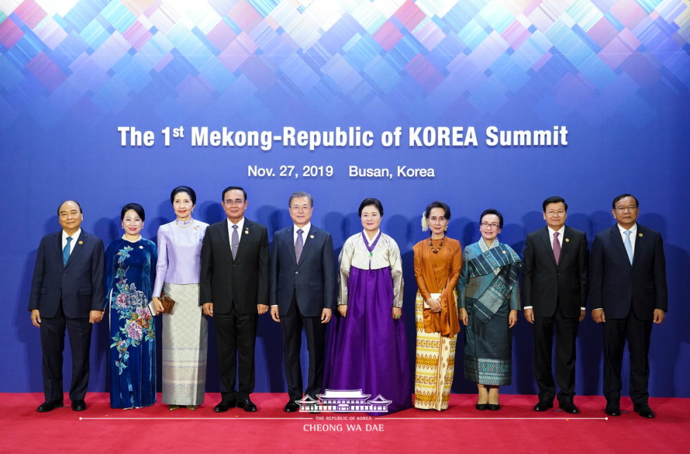 President Moon Jae-in and first lady Kim Jung-sook on Nov. 26 pose for a photo with the leaders of the five countries through which the Mekong River passes and their spouses at the welcoming dinner of the inaugural Mekong-ROK (Republic of Korea] Summit held at Busan's ASEAN Culture House. From left are Vietnamese Prime Minister Nguyen Xuan Phuc and his wife Tran Thi Nguyet Thu, Naraporn Chan-o-cha, the wife of Thai Prime Minister Prayut Chan-o-cha (next to her), President Moon, first lady Kim Jung-sook, Myanmar State Counsellor Aung San Suu Kyi, Naly Sisoulith, the wife of Lao Prime Minister Thongloun Sisoulith (next to her), and Cambodian Deputy Prime Minister Prak Sokhonn.