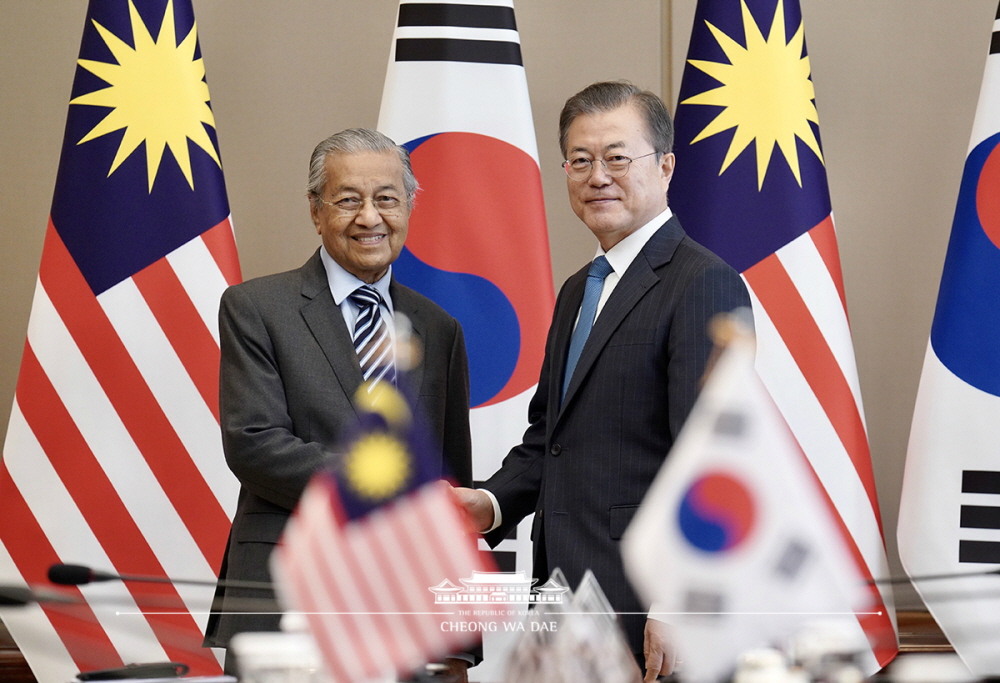 President Moon Jae-in (right) and Malaysian PM Mahathir Mohamad on Nov. 28 pose for a photo ahead of their summit at Cheong Wa Dae.