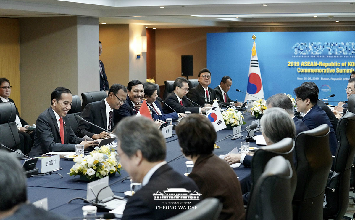 Attending the Korea-Indonesia summit on the sidelines of the ASEAN-ROK Commemorative Summit in Busan 