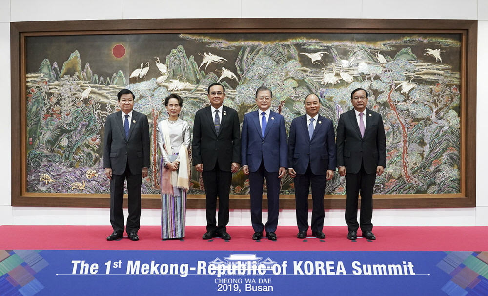 President Moon Jae-in on Nov. 27 poses for a photo with the leaders of the five countries through which the Mekong River passes at the inaugural Mekong-ROK (Republic of Korea] Summit held at Busan's Nurimaru APEC House. From left are Lao Prime Minister Thongloun Sisoulith, Myanmar State Counsellor Aung San Suu Kyi, Thai Prime Minister Prayut Chan-o-cha, Vietnamese Prime Minister Nguyen Xuan Phuc and Cambodian Deputy Prime Minister Prak Sokhonn.