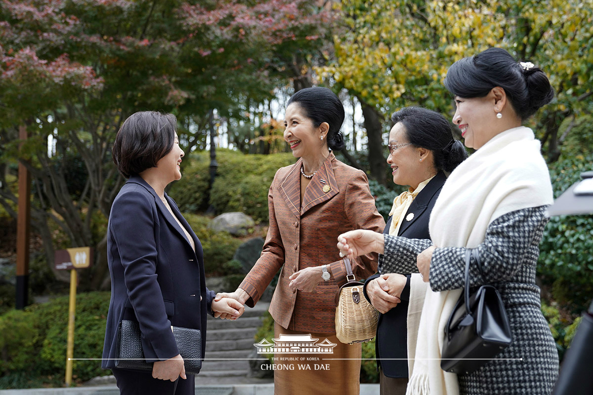 First Lady Kim Jung-sook and spouses of the Mekong leaders looking around the special exhibition “Five Hundred Arhats of Changnyeongsa Temple Site: Reflection of Our Hearts,” held on the sidelines of the 1st Mekong-ROK Summit in Busan 