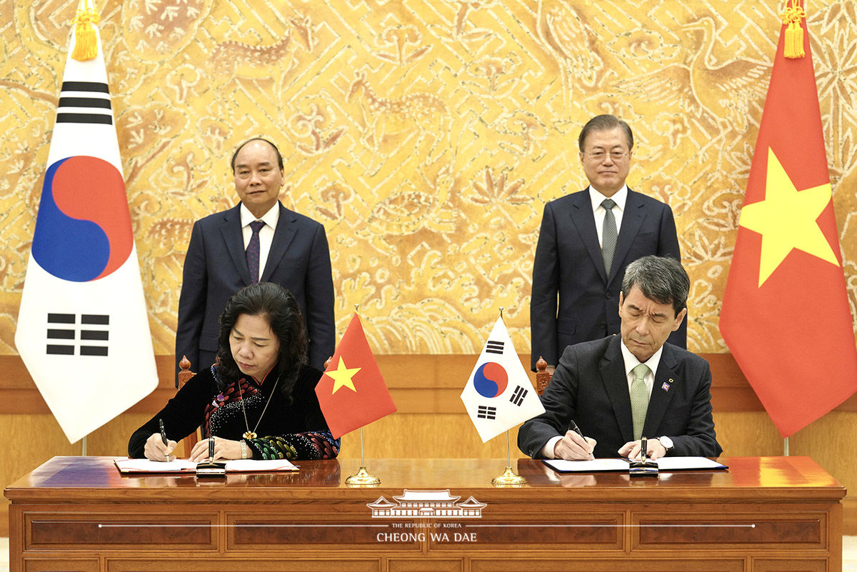 Attending a Korea-Vietnam MOU and agreement signing ceremony at Cheong Wa Dae