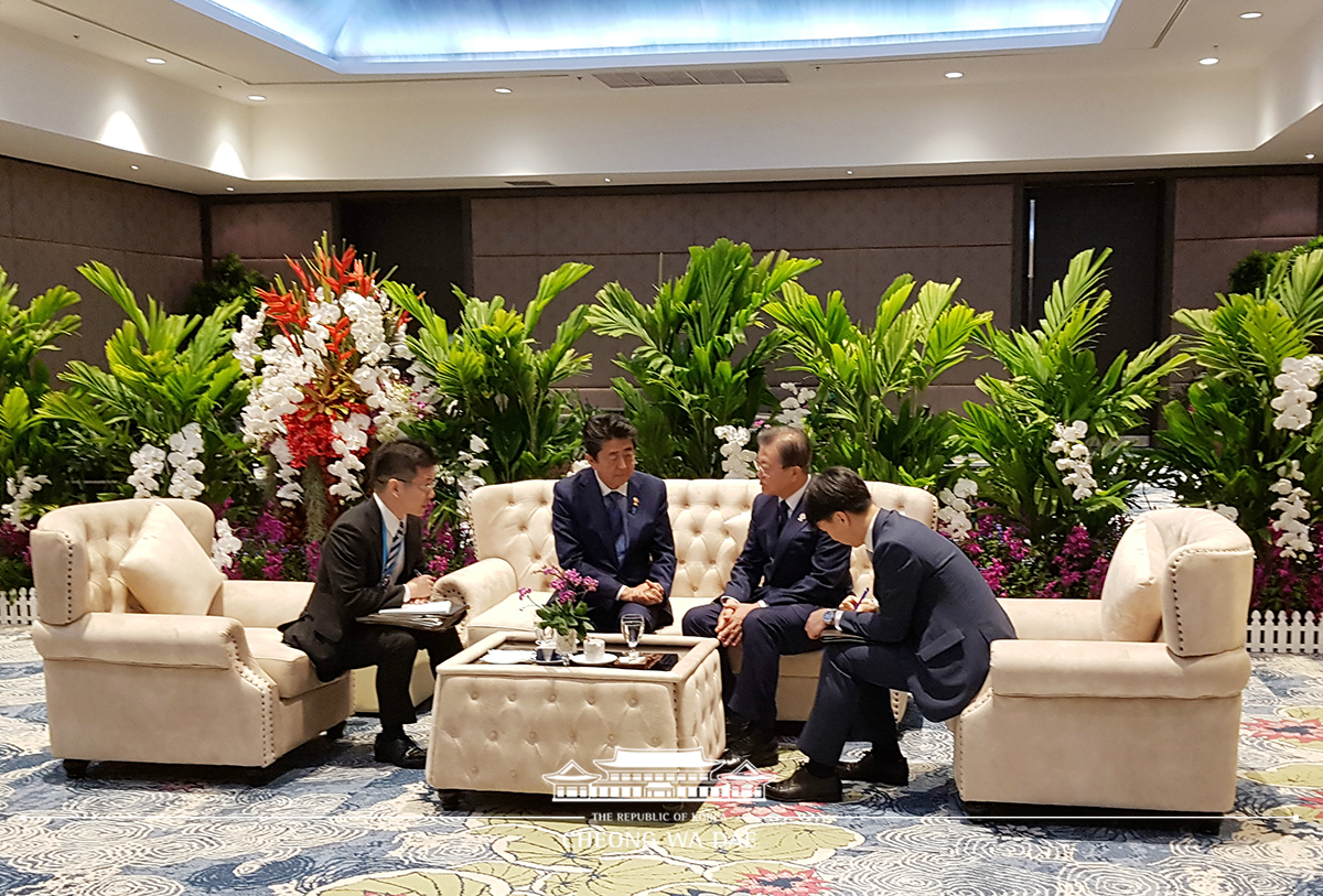 Meeting with Japanese Prime Minister Shinzo Abe prior to the start of the 35th ASEAN Summit and Related Summits in Bangkok, Thailand 