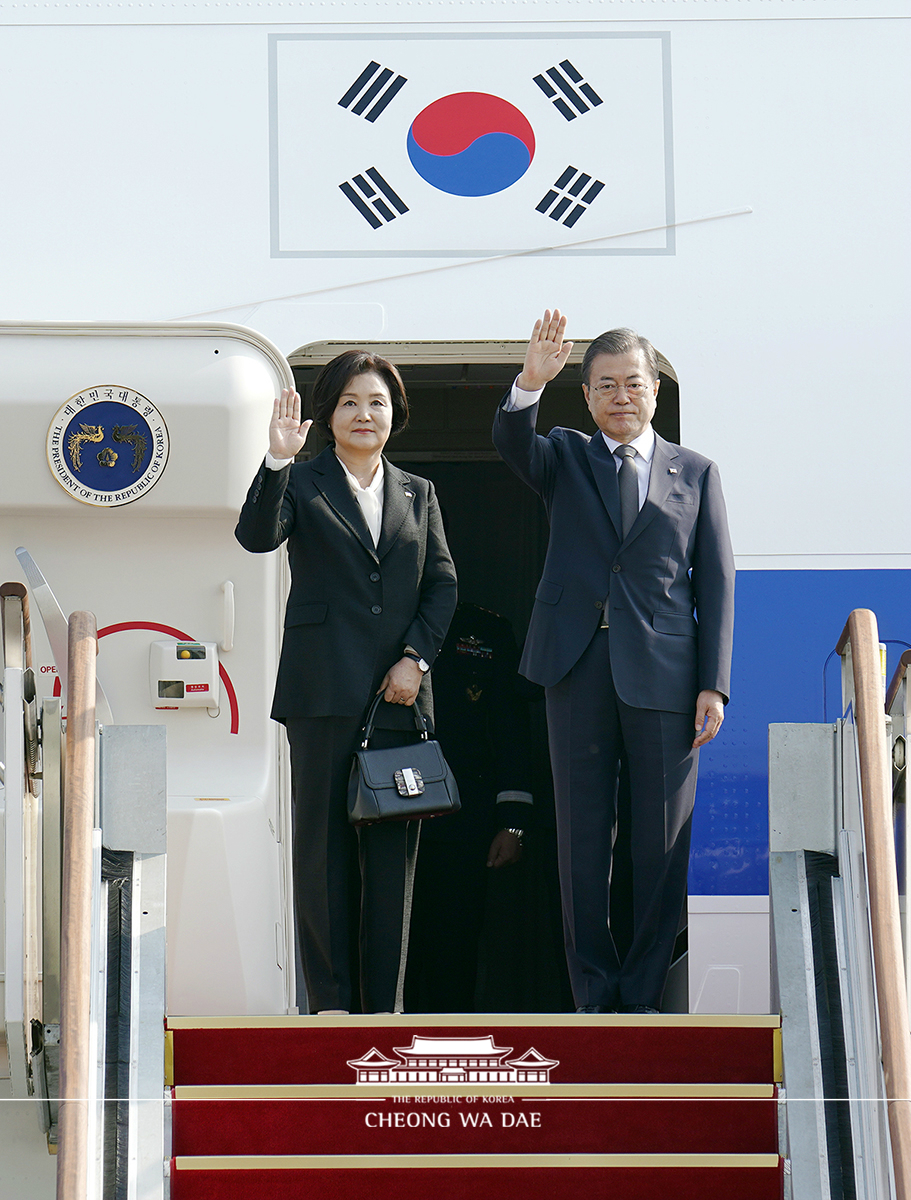 Departing from Seoul Air Base to attend the 35th ASEAN Summit and Related Summits in Thailand 