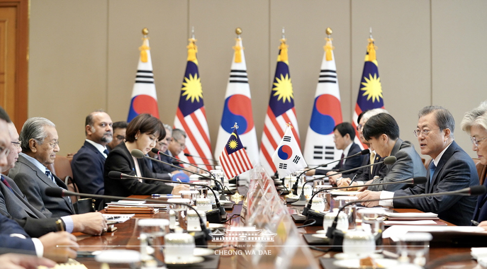 President Moon Jae-in and Malaysian PM Mahathir Mohamad hold a summit at Cheong Wa Dae on Nov. 28.