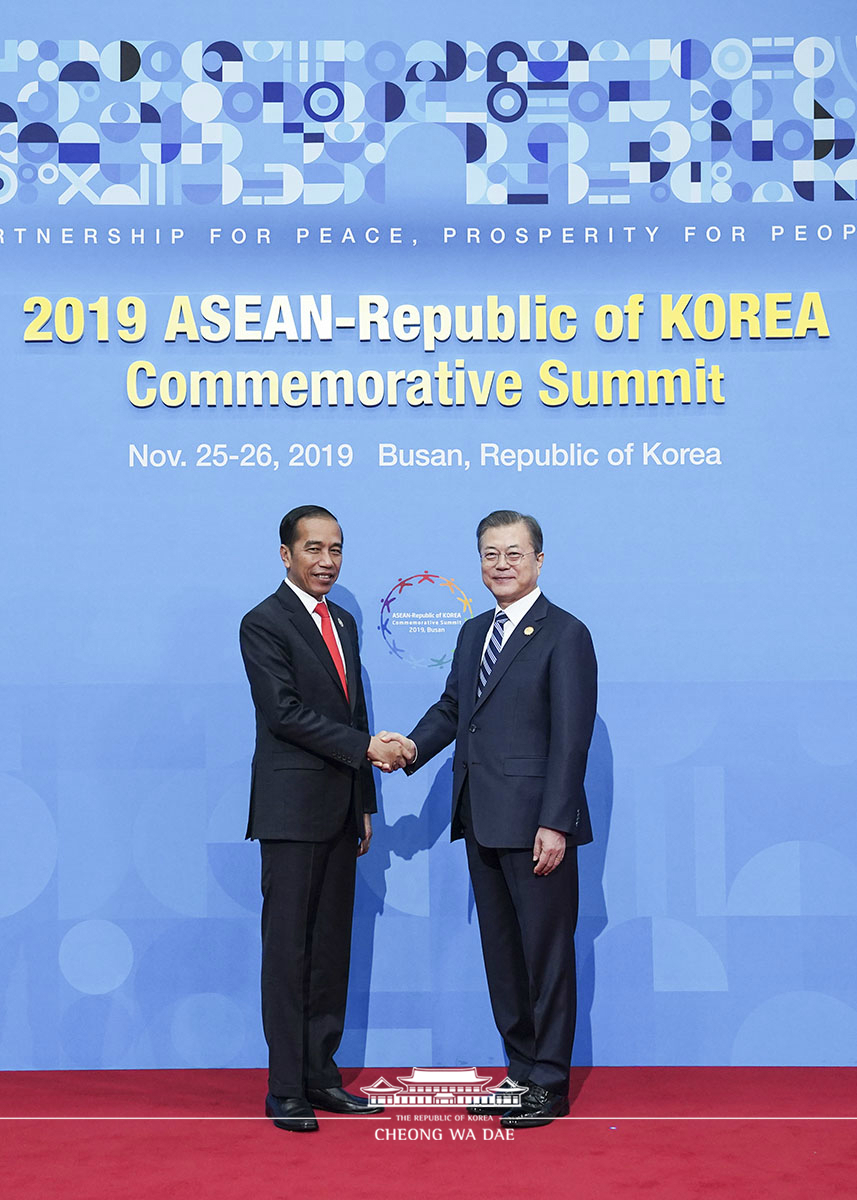 Welcoming heads of state and government participating in the ASEAN-ROK Commemorative Summit in Busan 