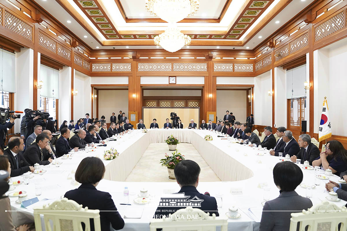 Meeting with a delegation from the Organization of Asia-Pacific News Agencies (OANA) at Cheong Wa Dae 