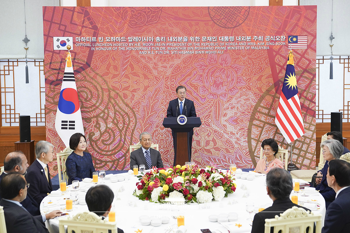 Hosting the official luncheon for the Malaysian Prime Minister and his wife at Cheong Wa Dae 