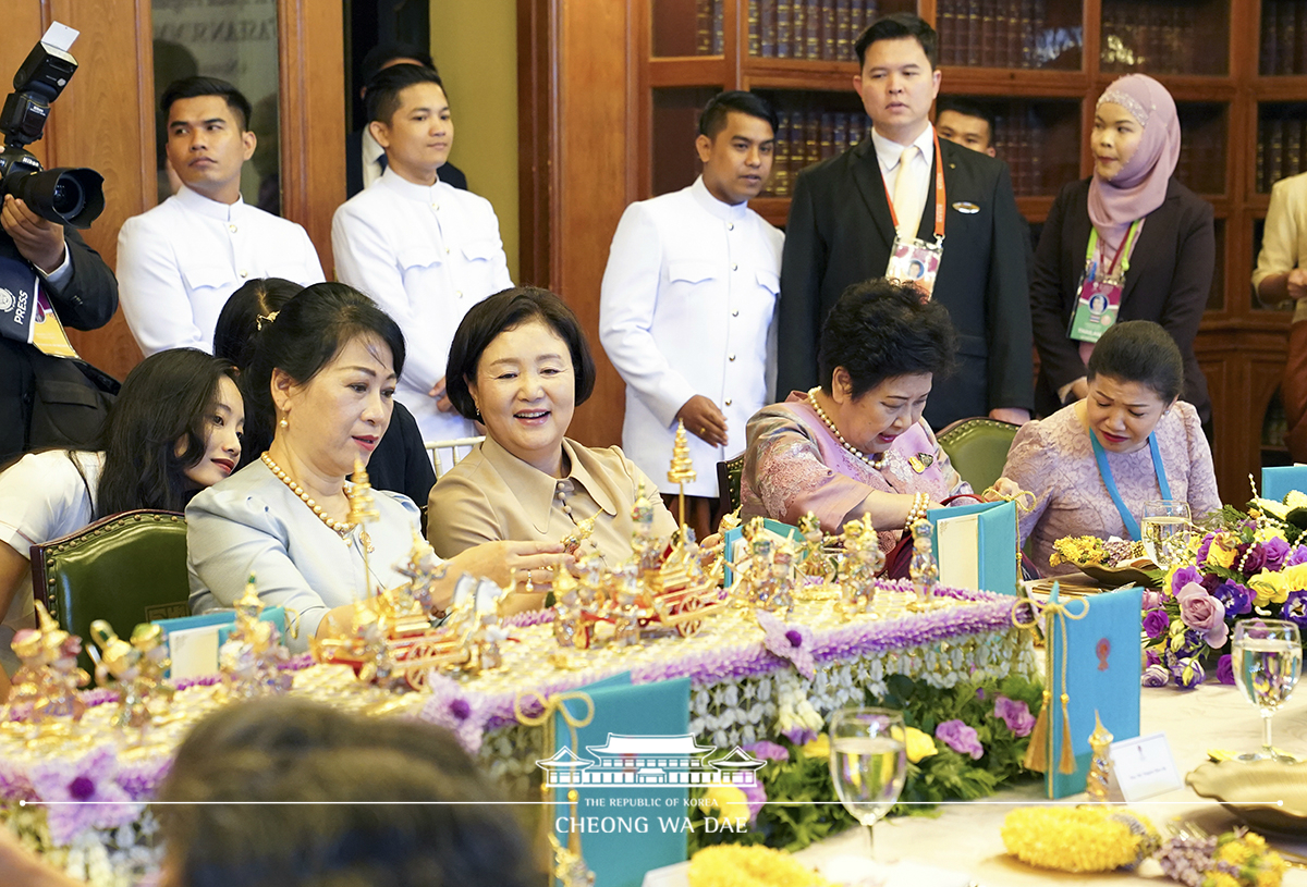 First Lady Kim Jung-sook attending a welcome luncheon hosted by the spouse of the Thai Prime Minister at the Main Mansion of Bangkhunprom Palace in Bangkok, Thailand 