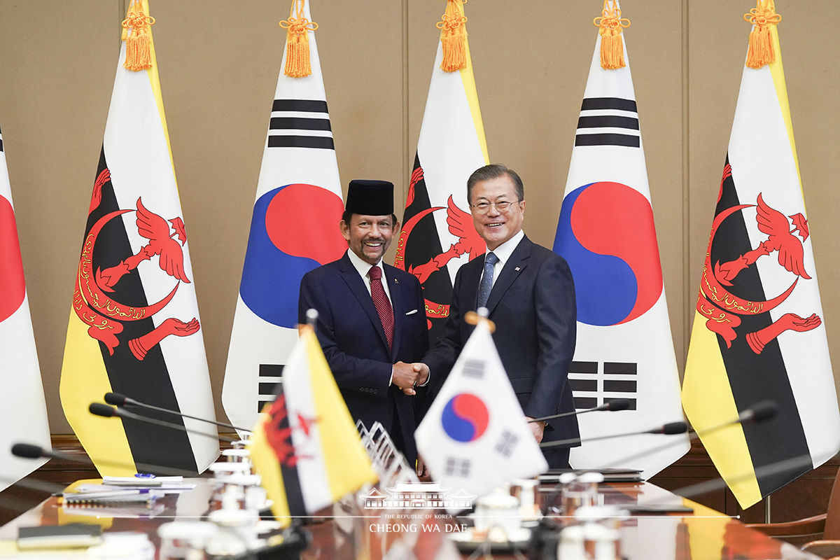 Attending the Korea-Brunei summit at Cheong Wa Dae 