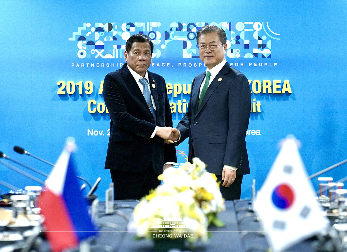 Attending the Korea-Philippines summit on the sidelines of the ASEAN-ROK Commemorative Summit in Busan 