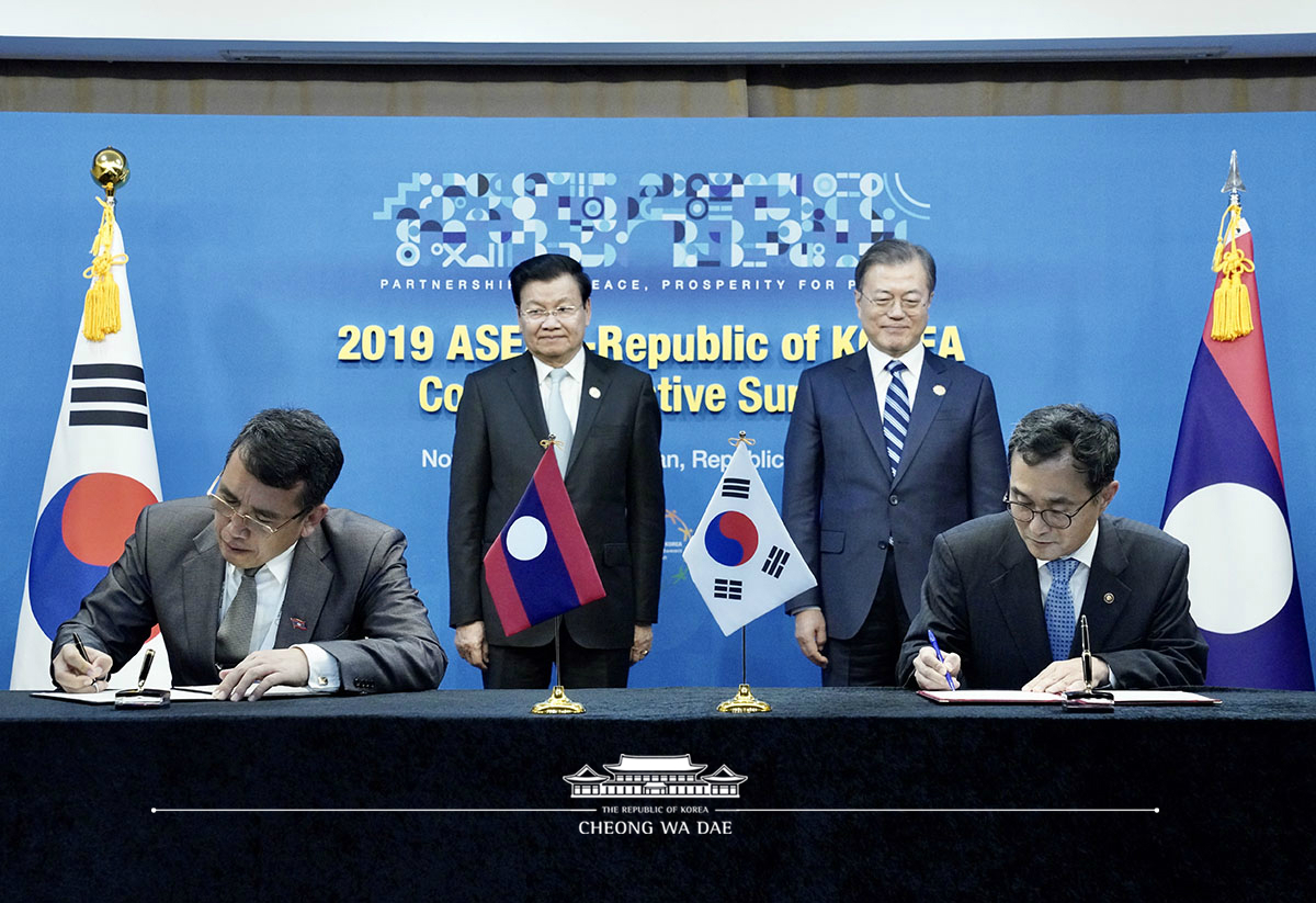 Attending the Korea-Laos summit and MOU signing ceremony held on the sidelines of the ASEAN-ROK Commemorative Summit in Busan