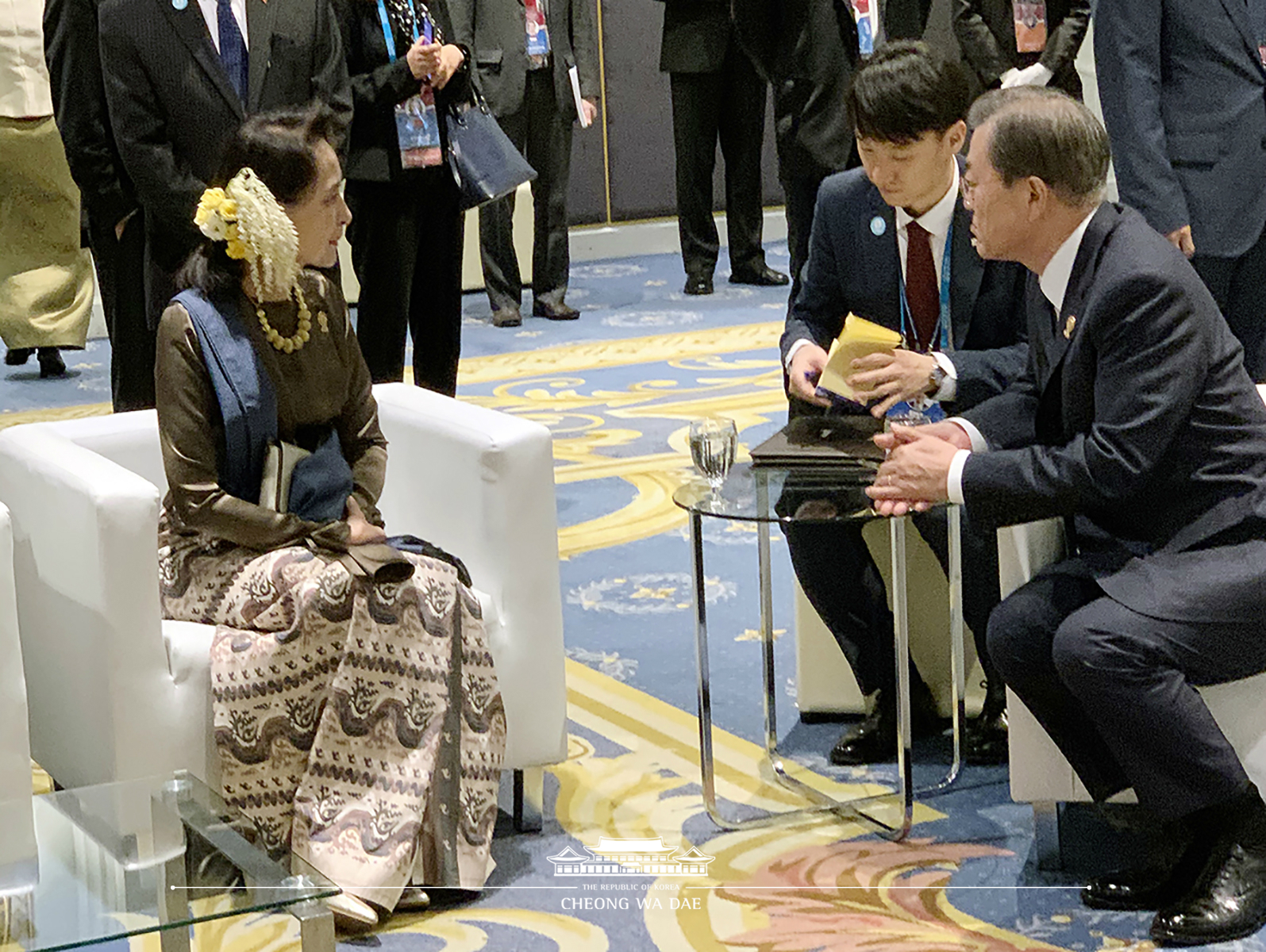 Holding brief conversations with ASEAN leaders prior to the Gala Dinner for the 35th ASEAN Summit and Related Summits in Bangkok, Thailand 