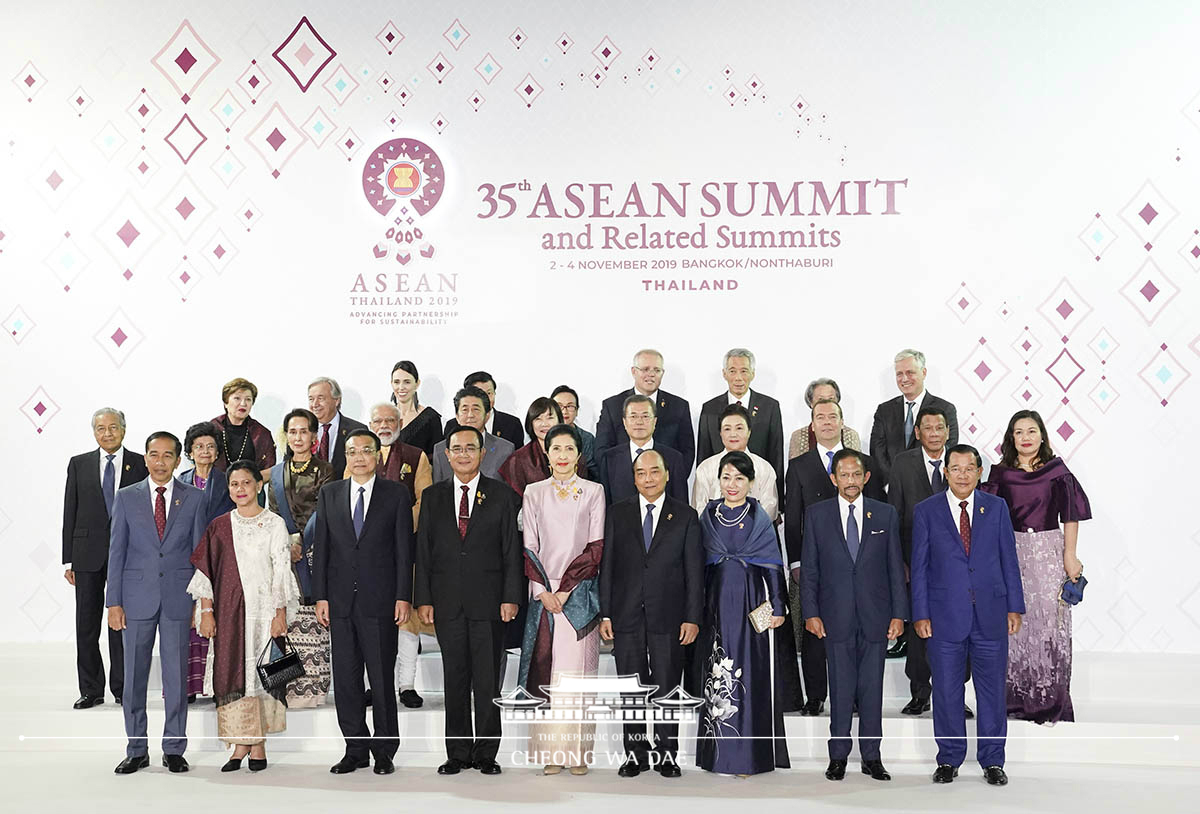 Attending a gala dinner in honor of leaders and spouses at the 35th ASEAN Summit and Related Summits in Bangkok, Thailand 