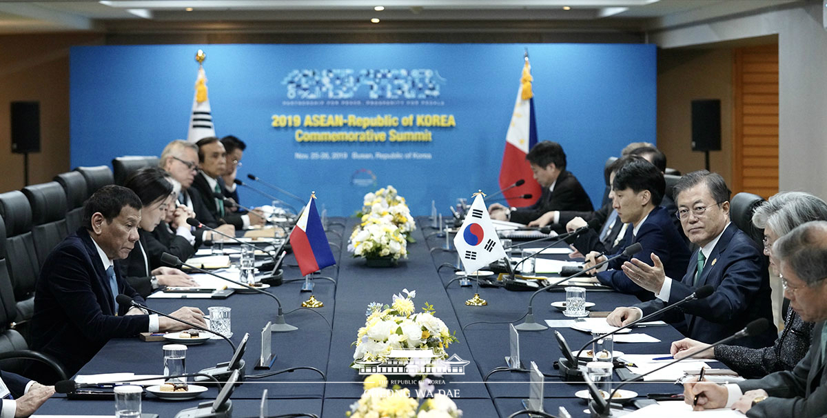 Attending the Korea-Philippines summit on the sidelines of the ASEAN-ROK Commemorative Summit in Busan 