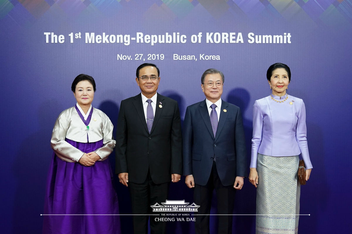 Hosting the welcoming dinner for the leaders participating in the 1st Mekong-ROK Summit and their spouses in Busan 