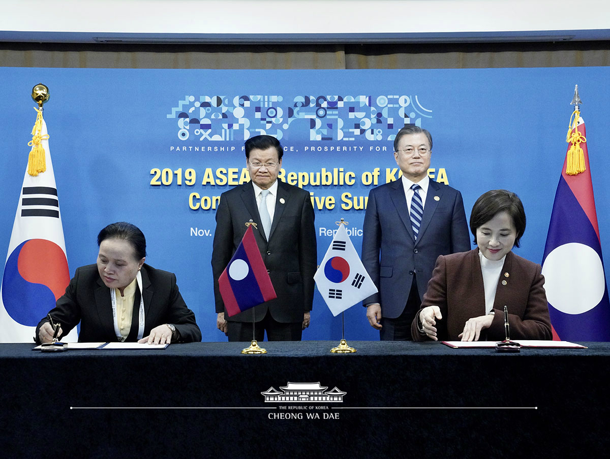 Attending the Korea-Laos summit and MOU signing ceremony held on the sidelines of the ASEAN-ROK Commemorative Summit in Busan