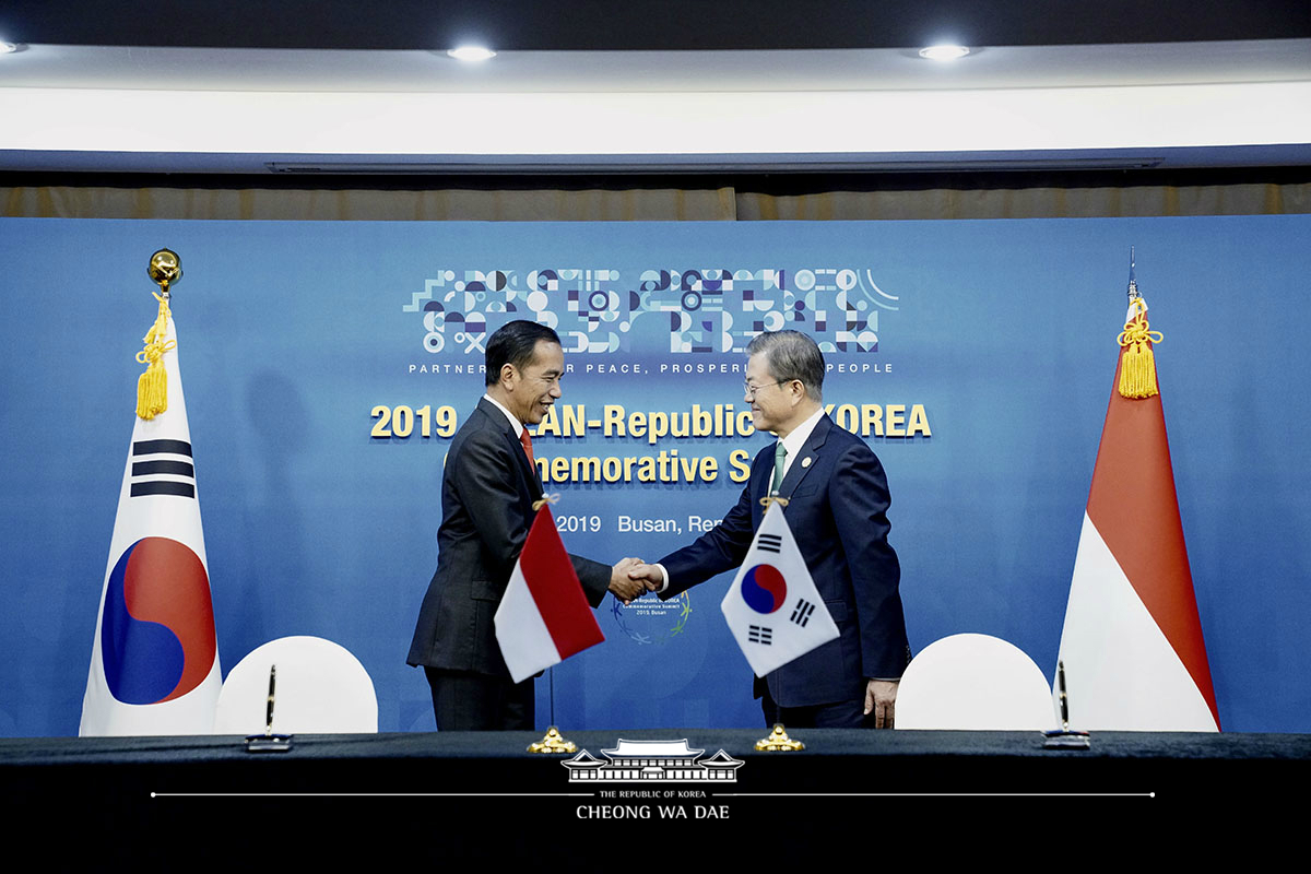 Attending the Korea-Indonesia summit on the sidelines of the ASEAN-ROK Commemorative Summit in Busan 