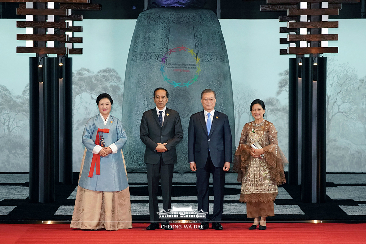 Hosting the welcoming dinner for the ASEAN-ROK Commemorative Summit in Busan 