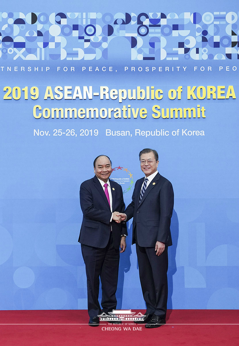 Welcoming heads of state and government participating in the ASEAN-ROK Commemorative Summit in Busan 