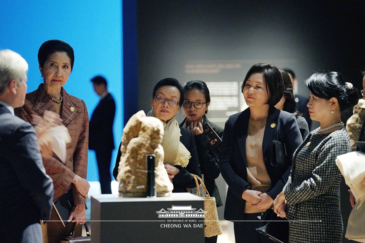 First Lady Kim Jung-sook and spouses of the Mekong leaders looking around the special exhibition “Five Hundred Arhats of Changnyeongsa Temple Site: Reflection of Our Hearts,” held on the sidelines of the 1st Mekong-ROK Summit in Busan 