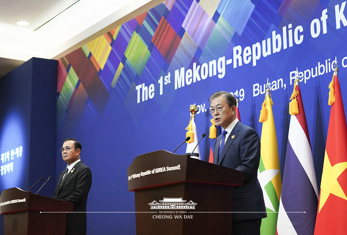 Attending the joint press conference following the 1st Mekong-ROK Summit in Busan 