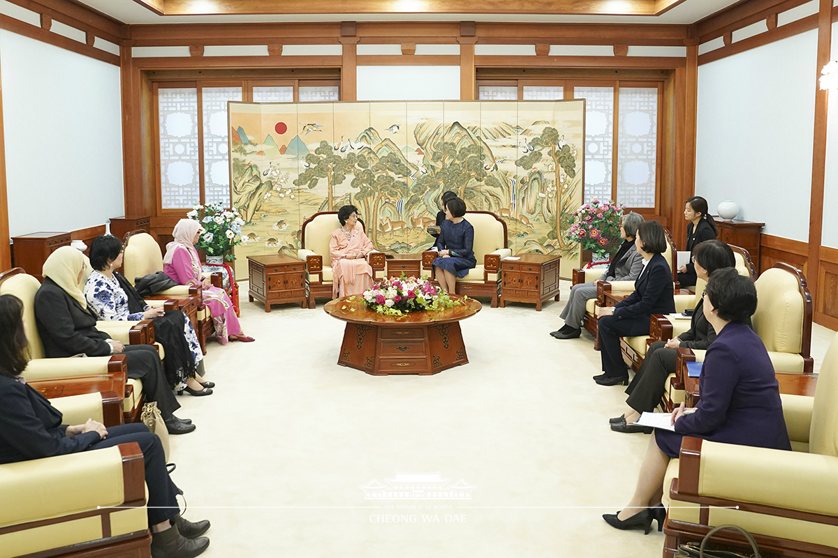 First Lady Kim Jung-sook meeting with Tun Dr. Siti, the wife of the Malaysian Prime Minister, at Cheong Wa Dae 