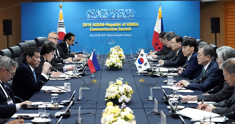 President Moon Jae-in (third from right) on Nov. 25 holds a bilateral summit with Philippine President Rodrigo Duterte in Busan. 