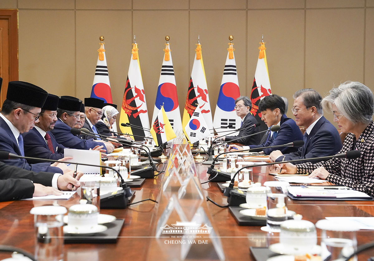 Attending the Korea-Brunei summit at Cheong Wa Dae 