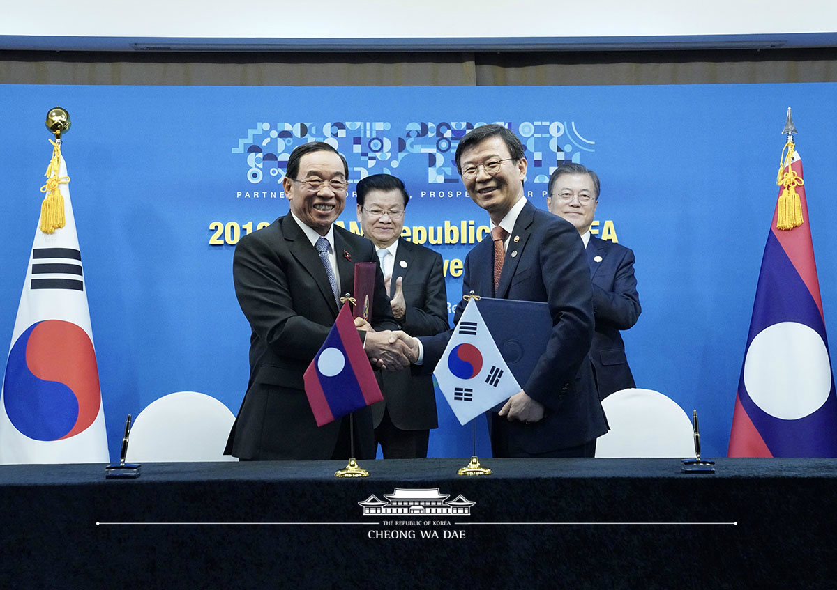 Attending the Korea-Laos summit and MOU signing ceremony held on the sidelines of the ASEAN-ROK Commemorative Summit in Busan