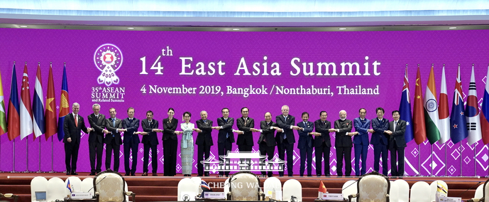 President Moon Jae-in (fourth from left) on Nov. 4 poses for a photo with the leaders of the 18 countries participating at the 14th East Asia Summit (EAS) in Bangkok, Thailand. (Cheong Wa Dae)