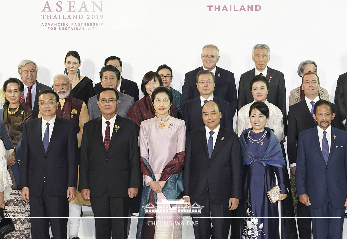 Attending a gala dinner in honor of leaders and spouses at the 35th ASEAN Summit and Related Summits in Bangkok, Thailand 