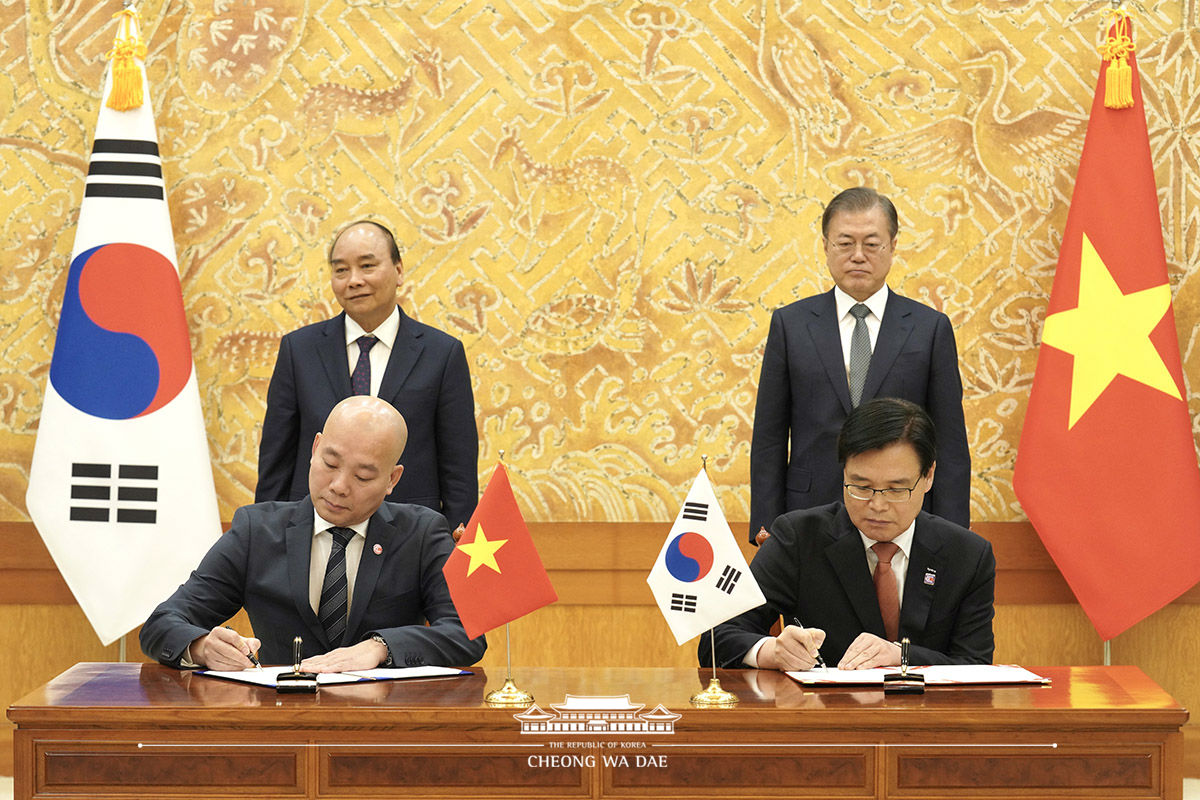 Attending a Korea-Vietnam MOU and agreement signing ceremony at Cheong Wa Dae