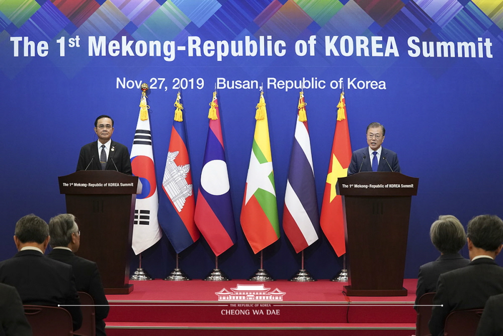 Thai Prime Minister Prayut Chan-o-cha (left) and President Moon Jae-in on Nov. 27 hold a joint news conference after the first Mekong-ROK (Republic of Korea) Summit at BEXCO in Busan.