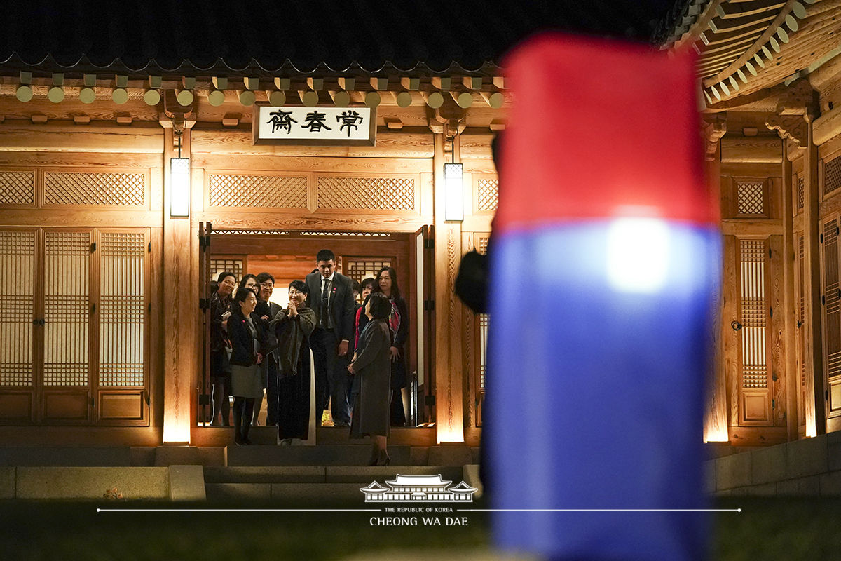 First Lady Kim Jung-sook meeting with the Vietnamese Prime Minister’s wife Tran Thi Nguyet Thu at Sangchunjae, a traditional building on the grounds of Cheong Wa Dae 