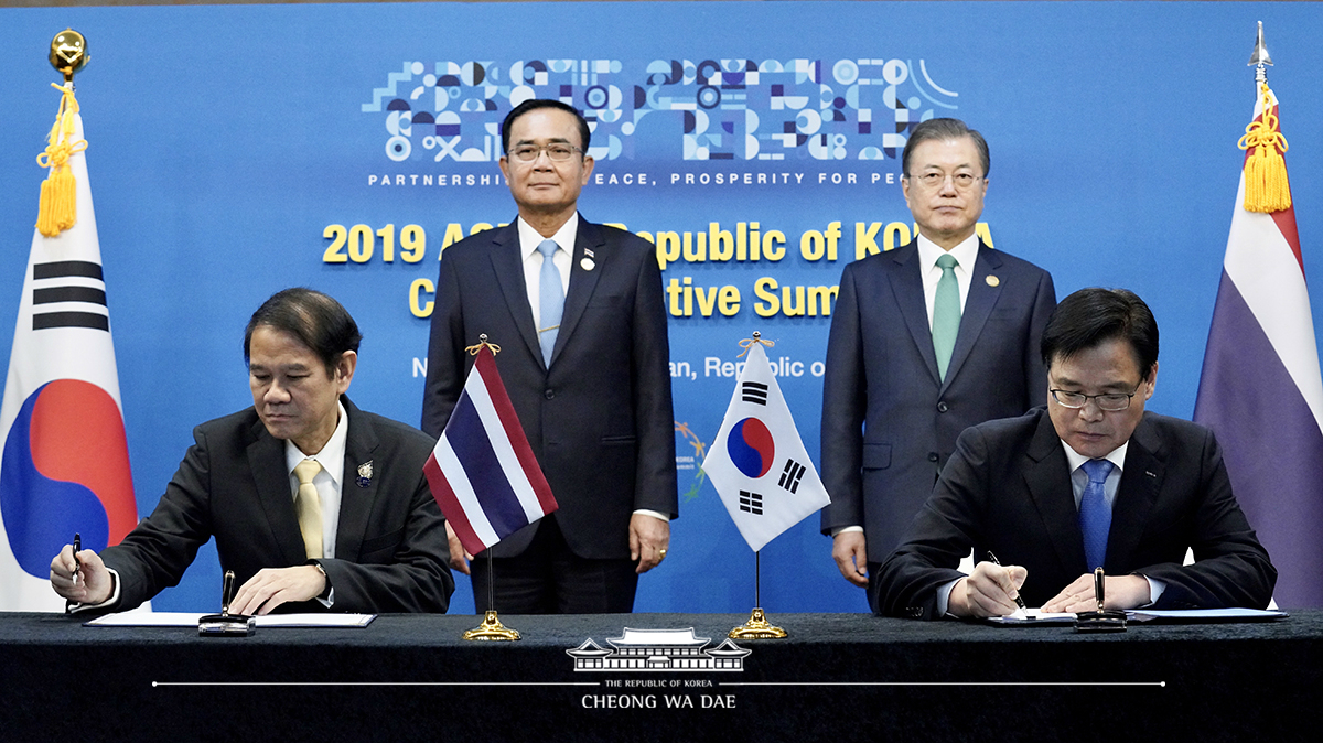 Attending the Korea-Thailand summit on the sidelines of ASEAN-ROK Commemorative Summit in Busan 