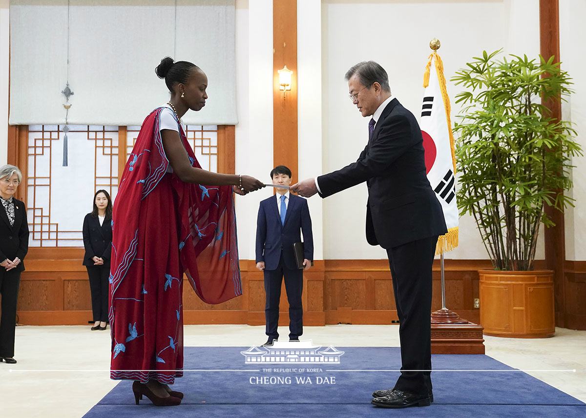 Receiving credentials from new ambassadors to Korea at Cheong Wa Dae 