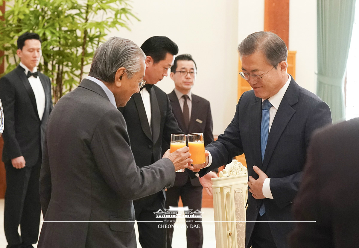 Hosting the official luncheon for the Malaysian Prime Minister and his wife at Cheong Wa Dae 