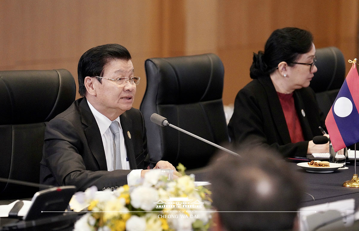 Attending the Korea-Laos summit and MOU signing ceremony held on the sidelines of the ASEAN-ROK Commemorative Summit in Busan