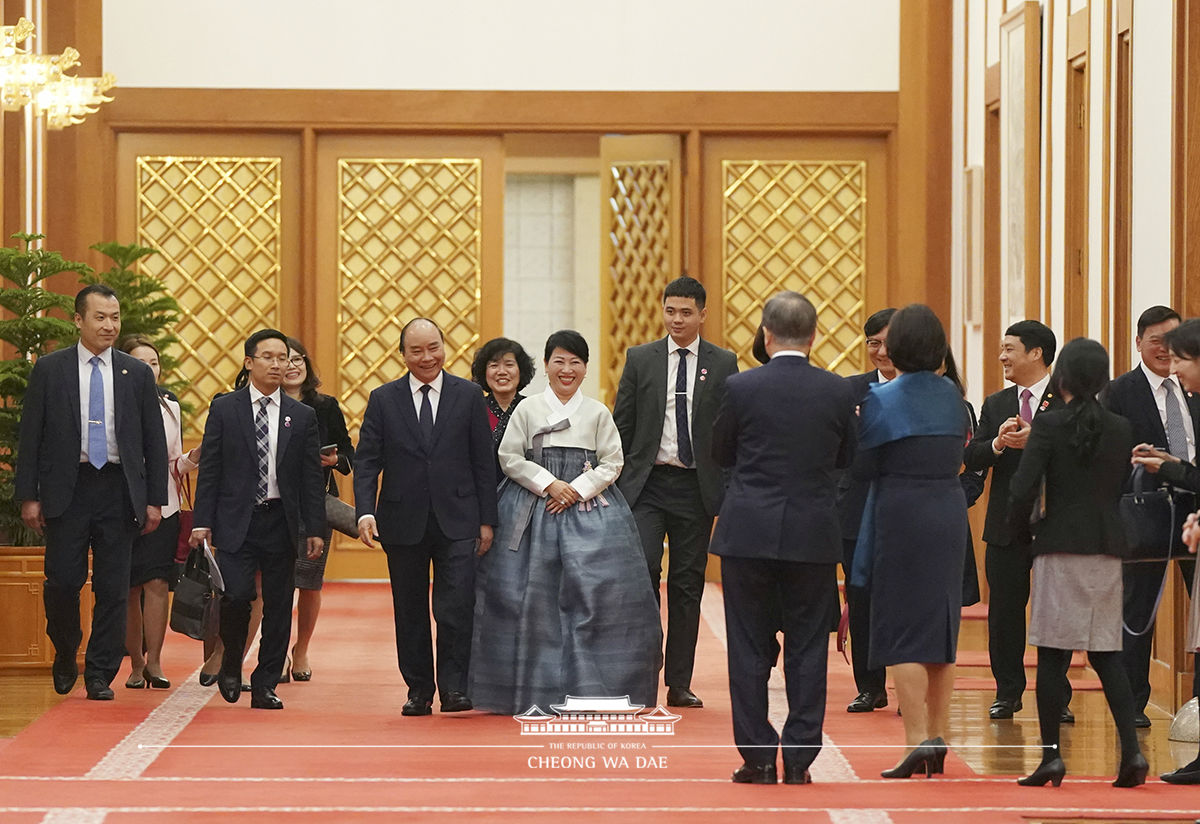 Hosting the official dinner for the Vietnamese Prime Minister and his wife at Cheong Wa Dae 