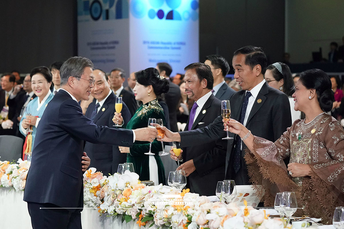 Hosting the welcoming dinner for the ASEAN-ROK Commemorative Summit in Busan 