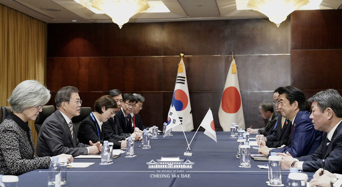 Attending the Korea-Japan summit on the sidelines of the 8th Korea-Japan-China summit 