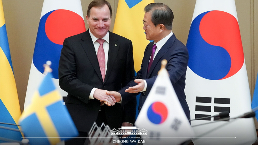 President Moon Jae-in on Dec. 18 shakes hands with Swedish Prime Minister Stefan Lofven at Cheong Wa Dae.