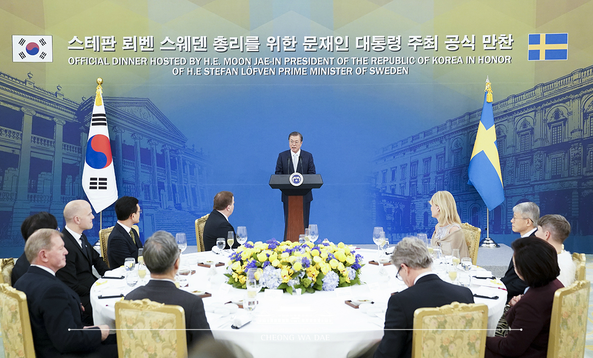 Hosting the official dinner for Swedish Prime Minister Stefan Löfven at Cheong Wa Dae 