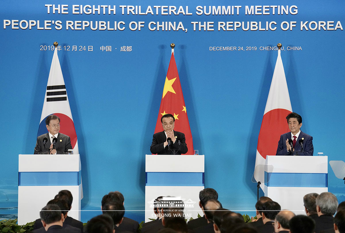 Attending the joint press conference following the 8th Korea-Japan-China summit 