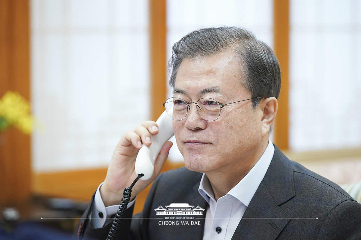 Speaking by phone with U.S. President Donald Trump at Cheong Wa Dae 