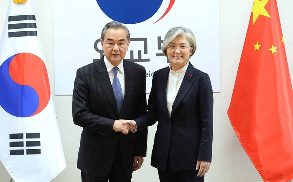 Foreign Minister Kang Kyung-wha and Chinese Foreign Minister Wang Yi on Dec. 4 take a photo before their talks at the Ministry of Foreign Affairs in Seoul. (Ministry of Foreign Affairs)